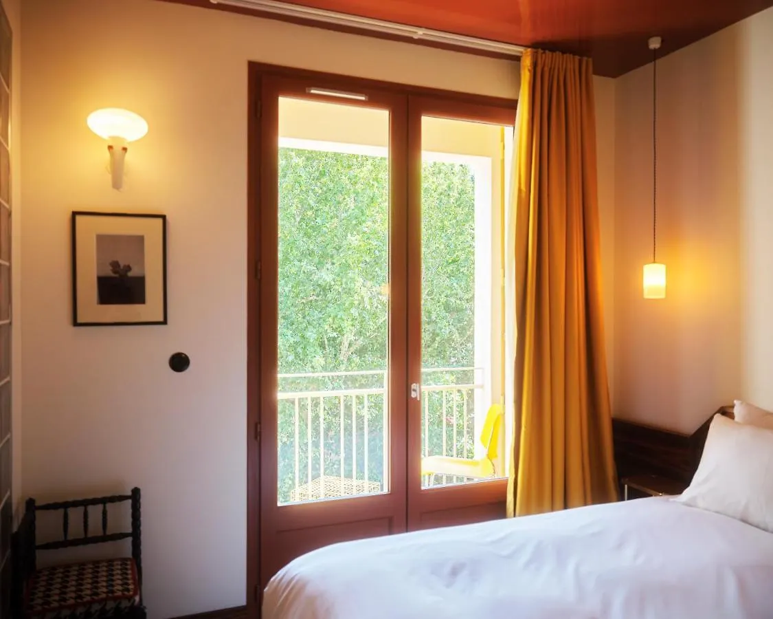 Hotel Present - 200M Des Arenes D'Arles - Encore Mieux