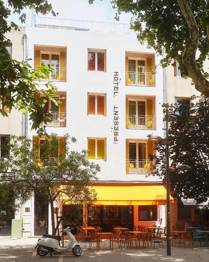 Hotel Present - 200M Des Arenes D'Arles - Encore Mieux