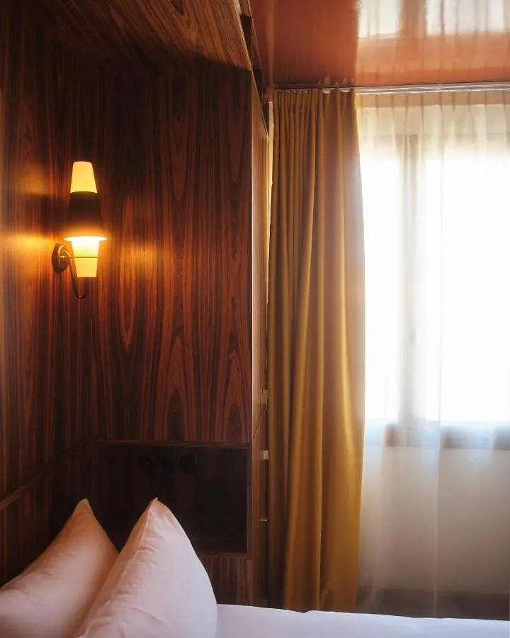 Hotel Present - 200M Des Arenes D'Arles - Encore Mieux