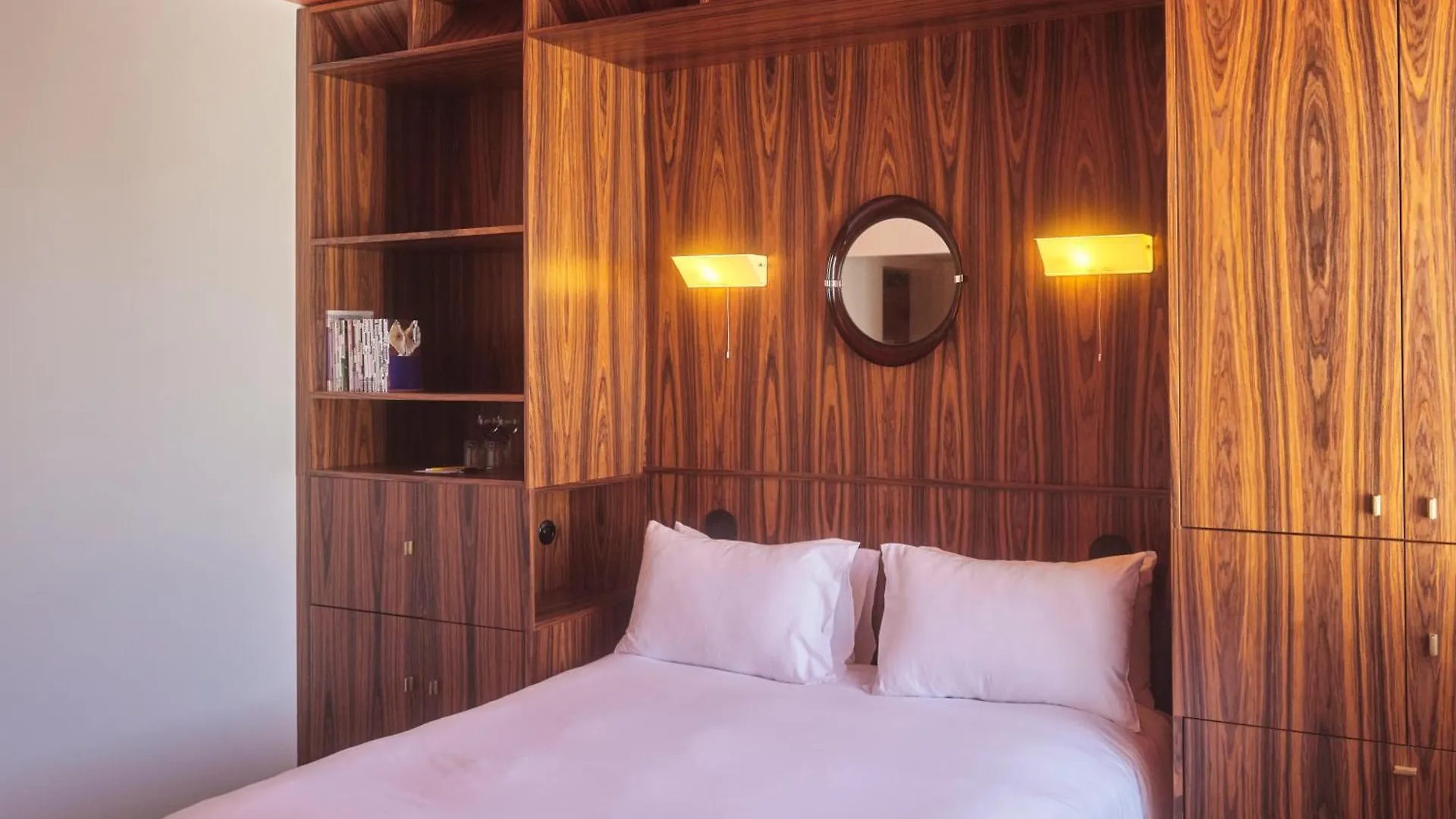 Hotel Present - 200M Des Arenes D'Arles - Encore Mieux 3*, Arles France